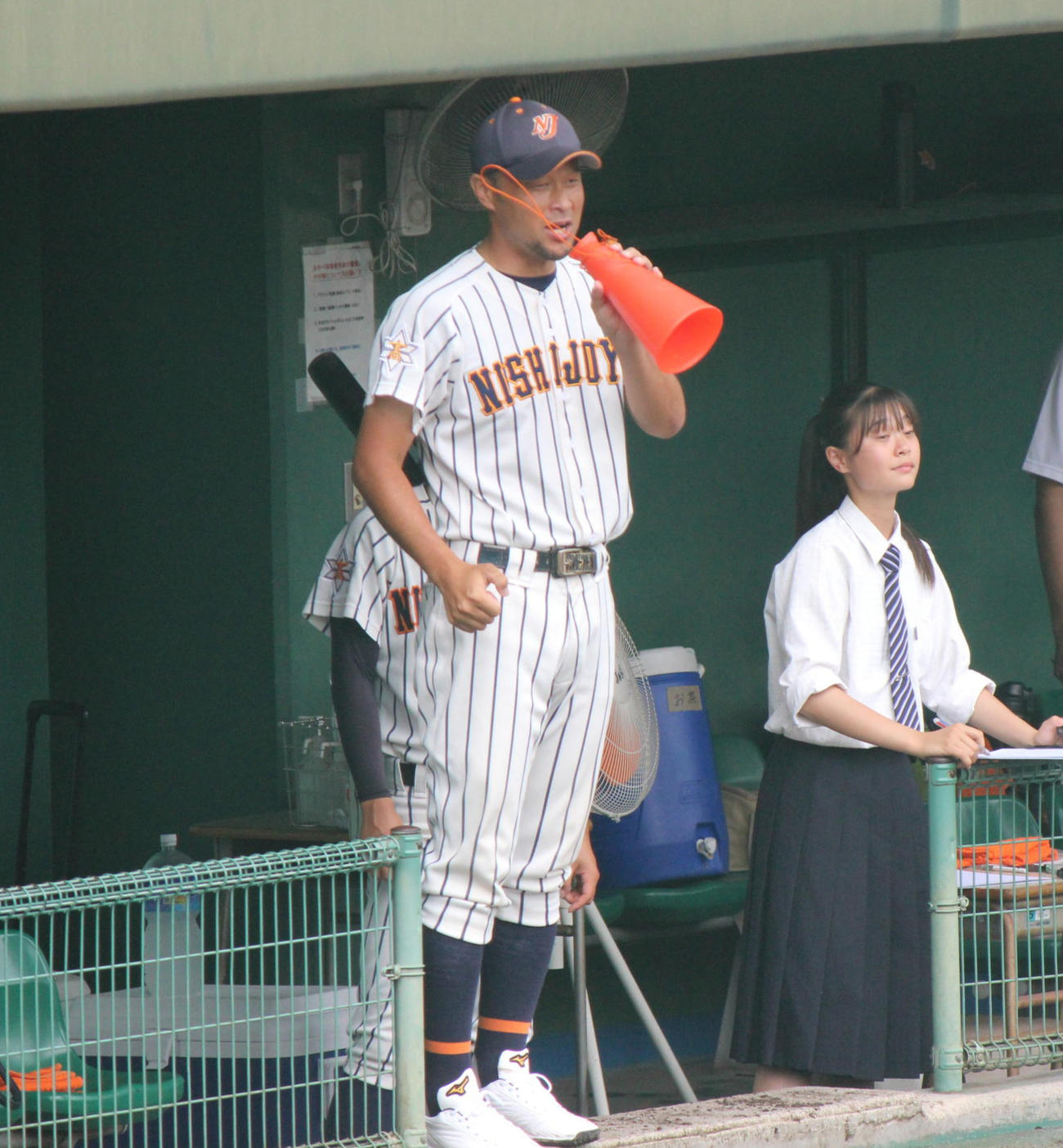 ベンチから選手に指示を出す西城陽・染田監督（撮影・柏原誠）