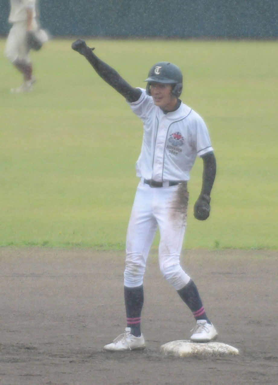 7回、逆転適時二塁打を放ちガッツポーズする宮川