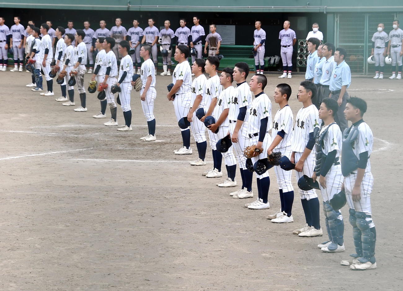 初戦を突破して校歌を歌う久慈東ナイン