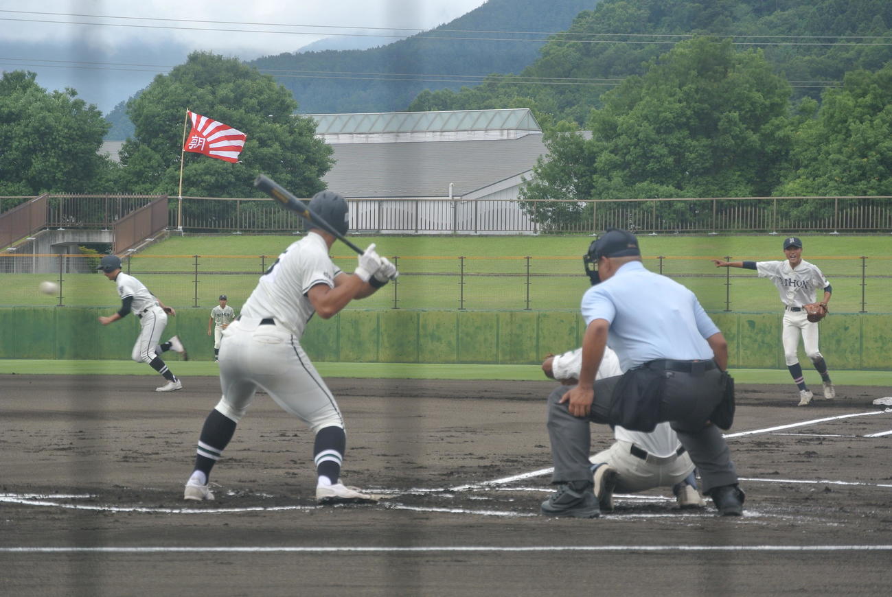 12日の初回守備で、一塁走者のスタートをアピールする長野日大の1年中島龍之介一塁手（右端）