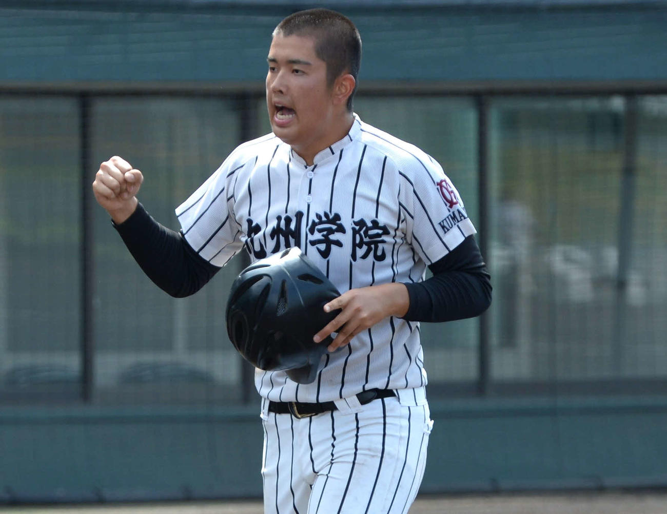 九州学院対東稜　1回に後藤の中越え3点適時三塁打で生還し、ガッツポーズする九州学院・村上慶太（撮影・只松憲）