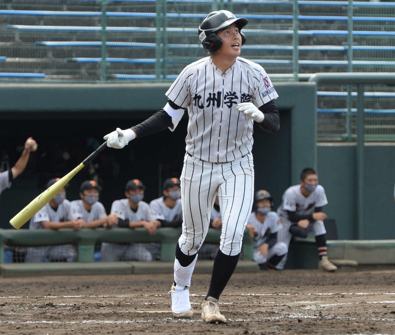 九州学院対東稜　2回の第2打席で、5球目に右翼ポール際に特大ファウルを放つ九州学院・村上慶太（撮影・只松憲）