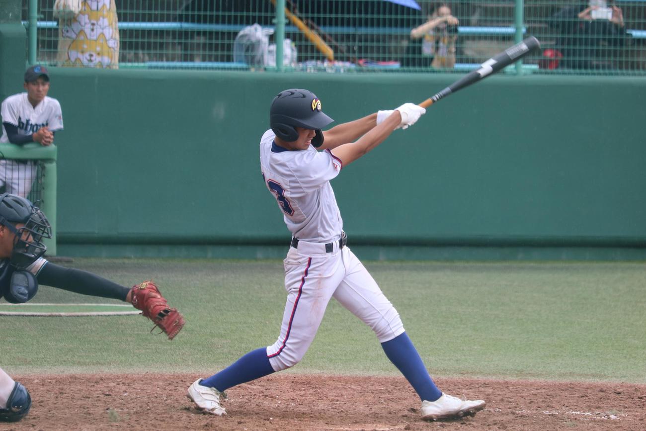 江戸崎総合対明秀学園日立　3回、2死三塁から左越え2ラン本塁打を放つ、明秀学園日立・柴の打撃（撮影・保坂淑子）