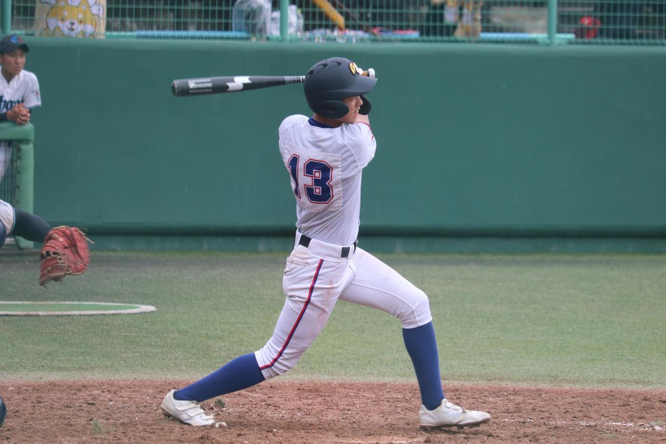 江戸崎総合対明秀学園日立　3回、2死三塁から左越え2ラン本塁打を放つ、明秀学園日立・柴の打撃（撮影・保坂淑子）