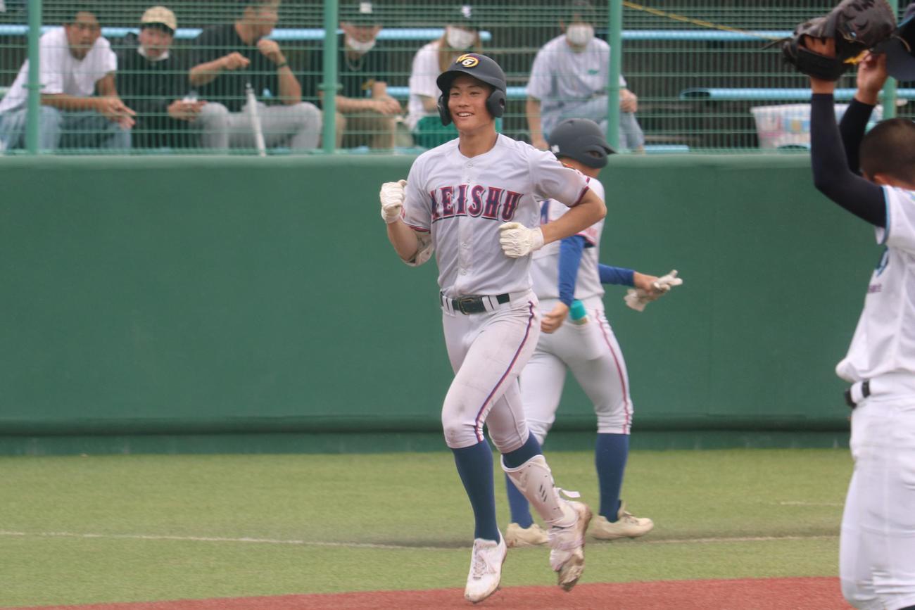 江戸崎総合対明秀学園日立　4回1死から右越えソロ本塁打を放ち笑顔でダイヤモンドを回る明秀学園日立のエース・猪俣（撮影・保坂淑子）