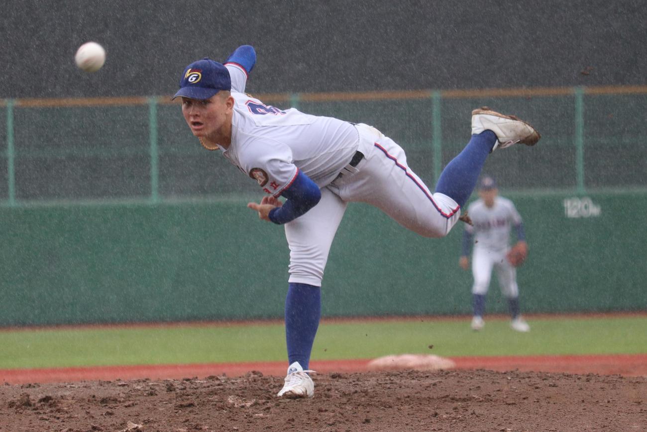 江戸崎総合対明秀学園日立　4回を投げ2安打無失点に抑えた、明秀学園日立・先発の石川（撮影・保坂淑子）