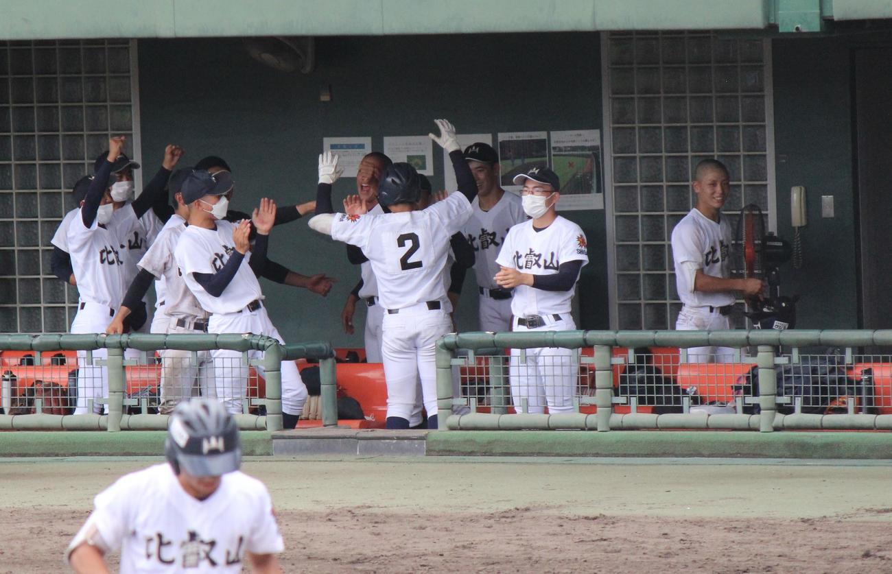 比叡山対八日市　6回裏、2ランを放った今田（背番号2）を出迎える比叡山ベンチ（撮影・柏原誠）