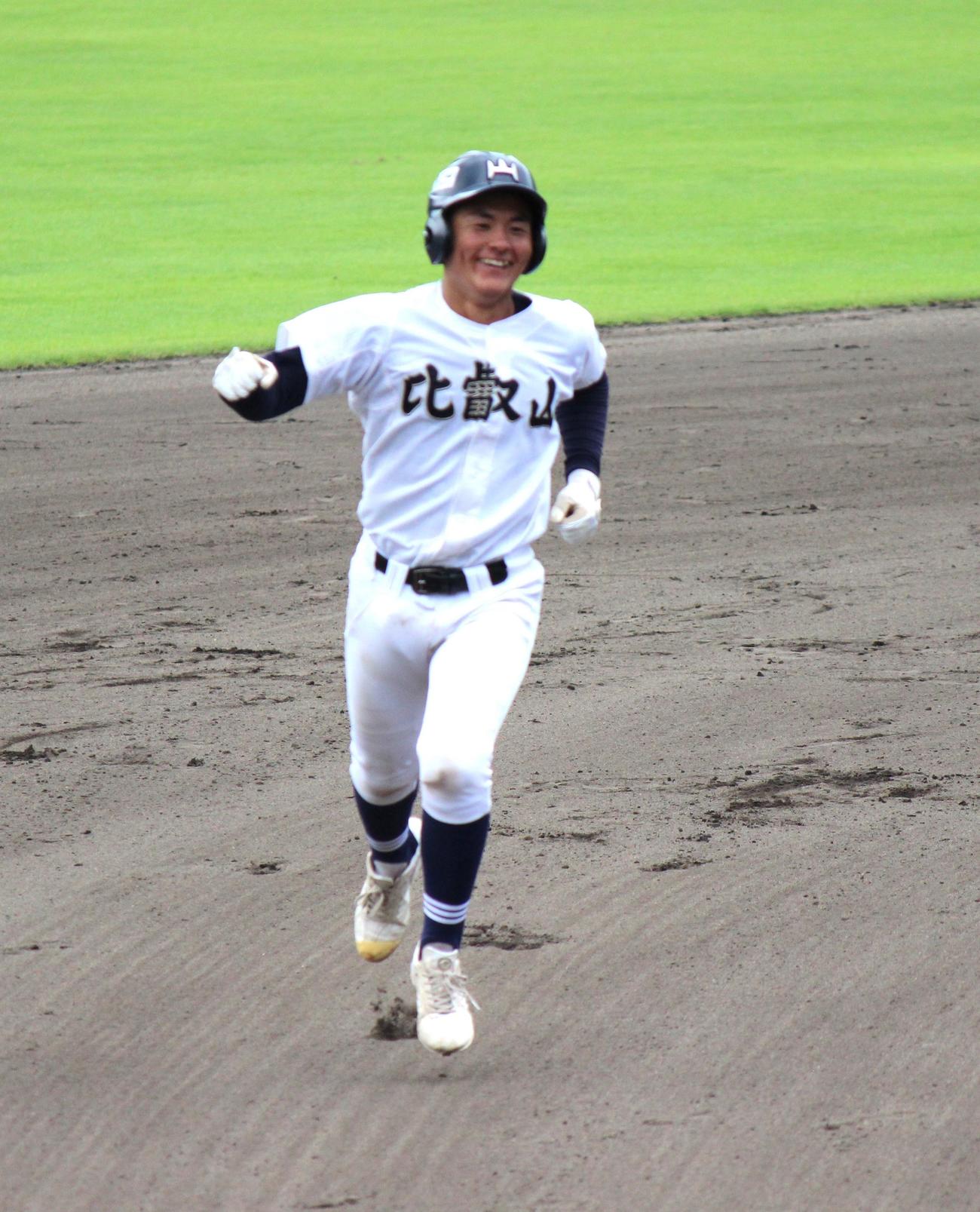 比叡山対八日市　６回裏１死一塁、２ランを放ち笑顔でベースを回る比叡山・今田（撮影・柏原誠）