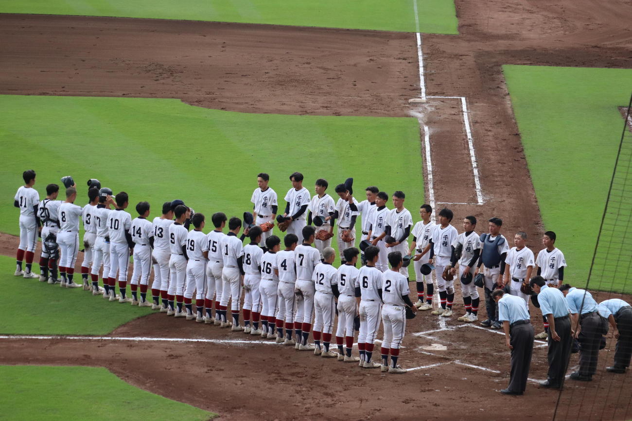 兵庫　西宮東対千種　試合終了後、整列する選手（撮影・竹本穂乃加）＝2022年7月13日、ほっともっとフィールド神戸