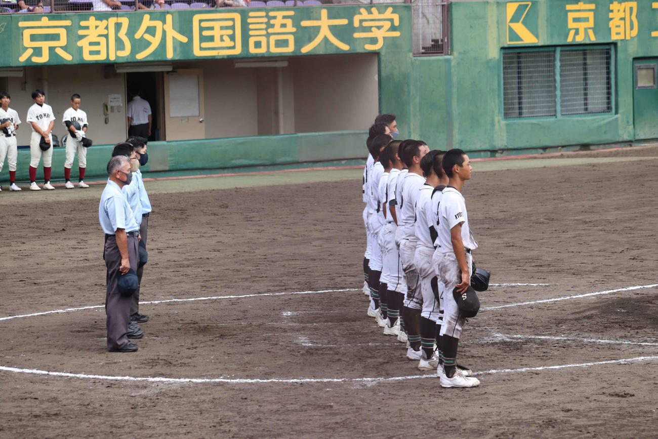 2回戦、東舞鶴戦に勝利し、校歌演奏時の園部部員（撮影・波部俊之介）＝2022年7月13日、わかさスタジアム京都