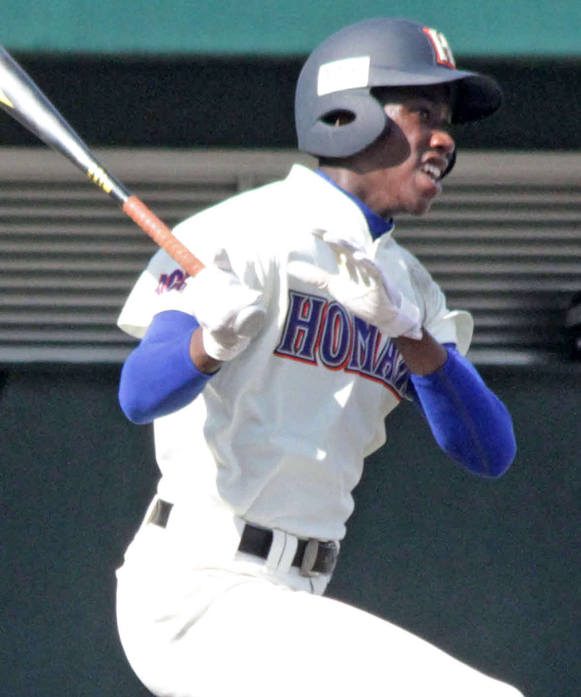 今秋ドラフト候補で誉のイヒネ・イツア内野手は3回、右前に同点適時打を放った