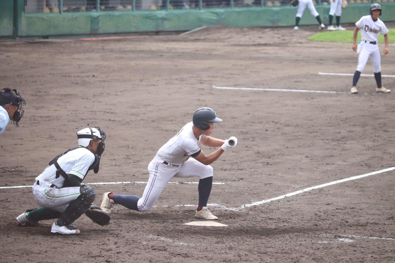 京都先端科学大付戦で5回にバスターで本塁打を放った乙訓・原一成（撮影・波部俊之介）