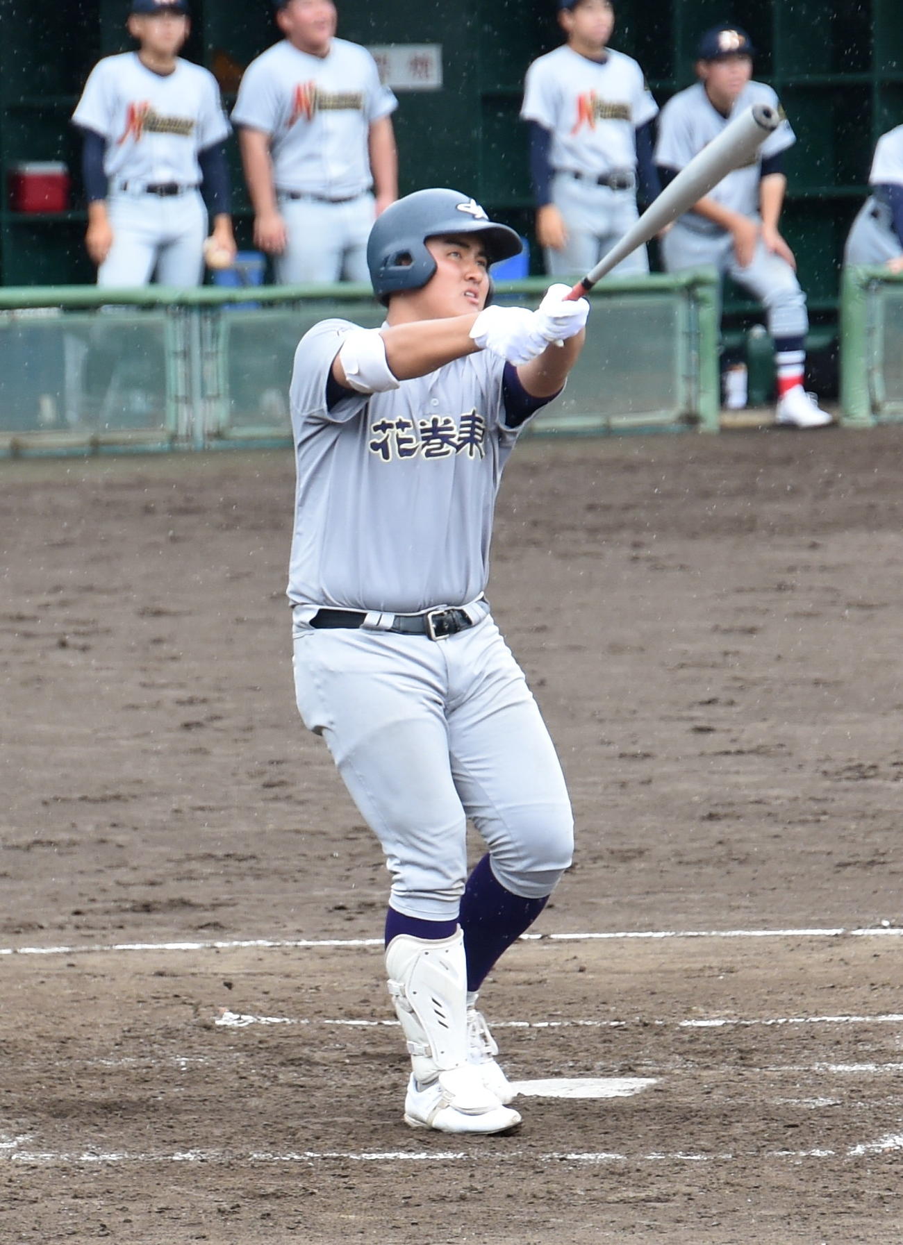 花巻東対花巻農　3回表花巻東無死、右翼へ特大ファウルを放つ佐々木麟（撮影・山田愛斗）