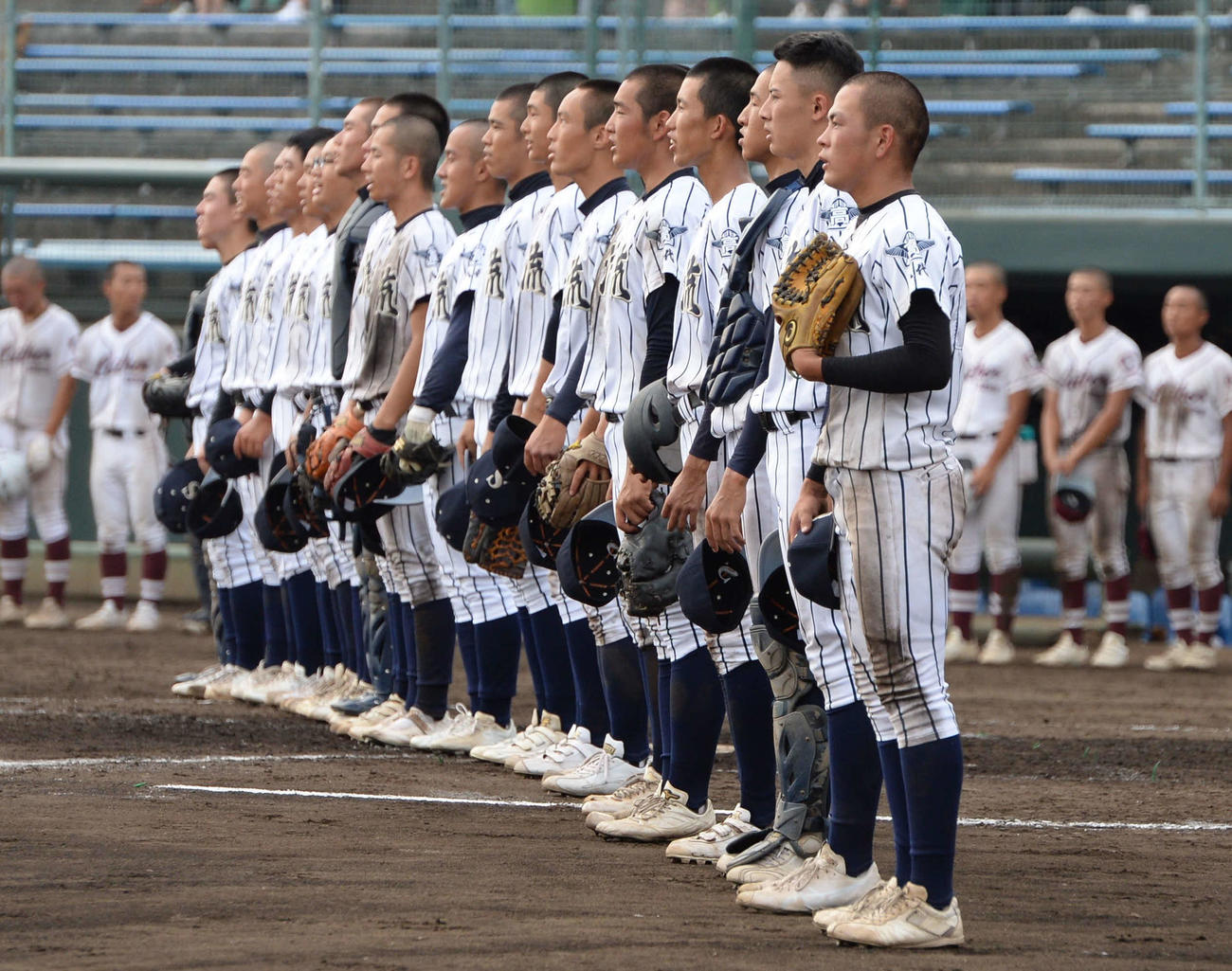 ルーテル学院に勝利し、八代亜紀が作詞・作曲した校歌を歌う八代清流ナイン（撮影・只松憲）