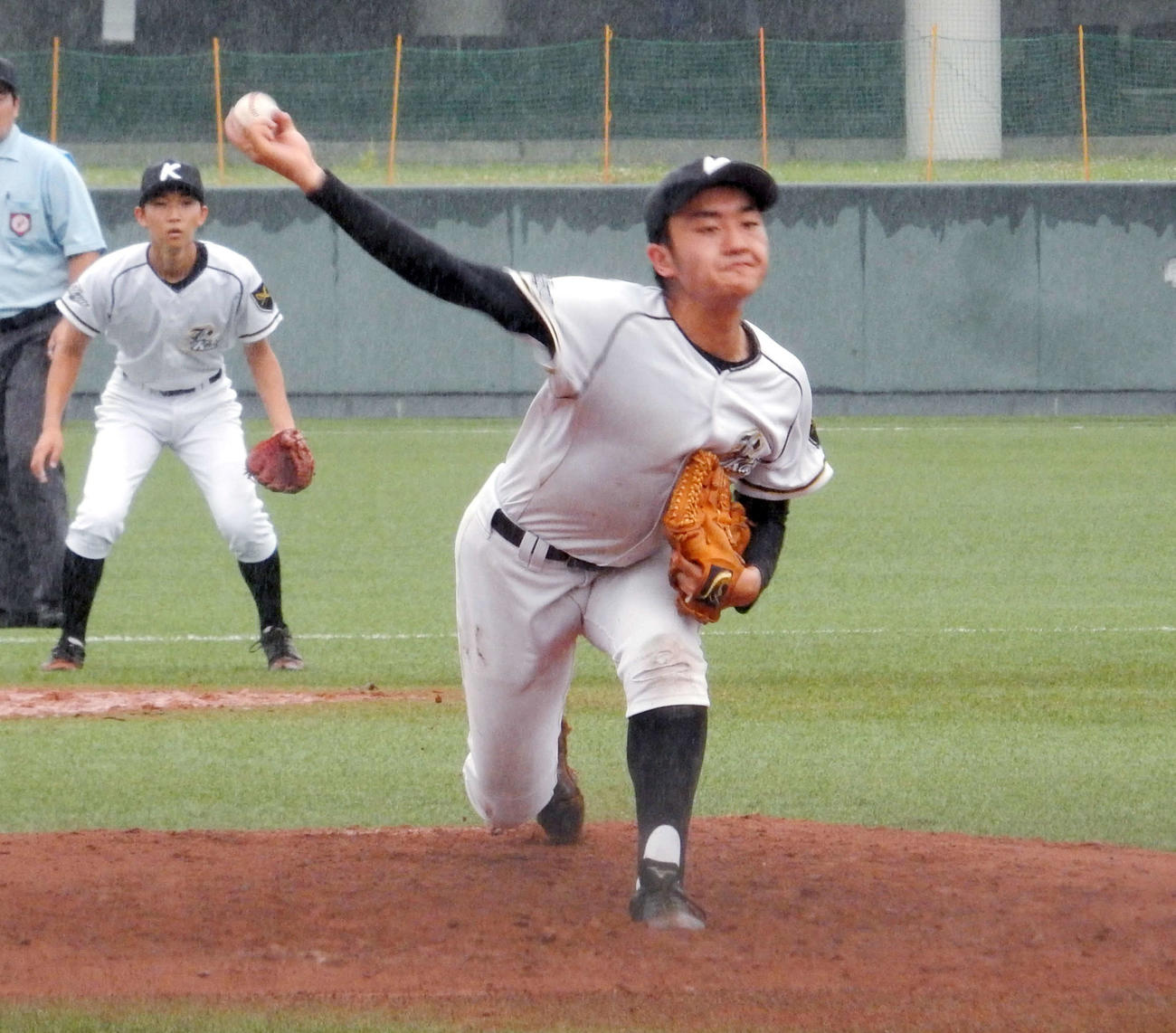 開成対青井・足立東・三商・千早　開成の139キロエースの福家は4回途中まで7奪三振の力投を見せたが、制球を乱し途中降板した