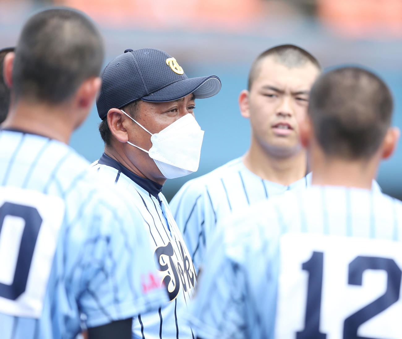 麻溝台対東海大相模　イニング間に選手を集めて話す東海大相模・原監督（左から2番目）（撮影・宮地輝）