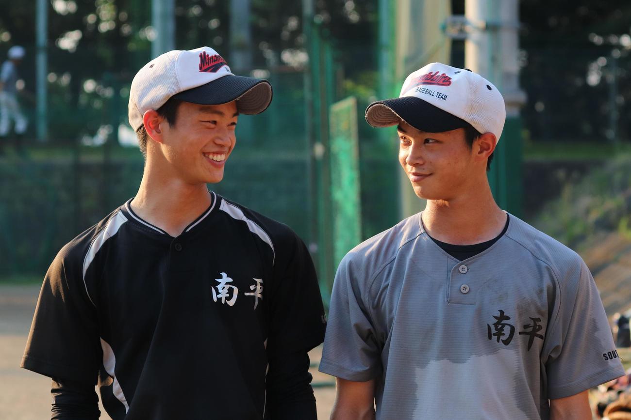 2人で顔を見合わせる双子の弟・小林寛太（左）と兄の壮太（撮影・藤塚大輔）