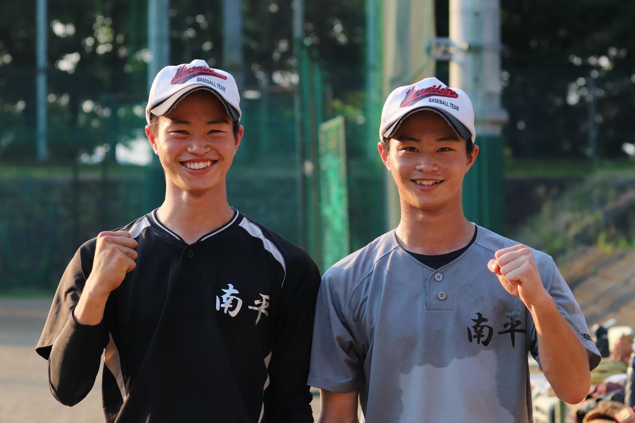 2人でガッツポーズをつくる双子の弟・小林寛太（左）と兄の壮太（撮影・藤塚大輔）