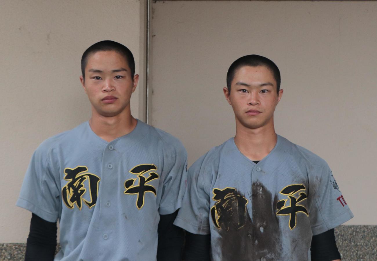 試合後に悔しそうな表情を見せる双子の弟・小林寛太（左）と兄の壮太（撮影・藤塚大輔）