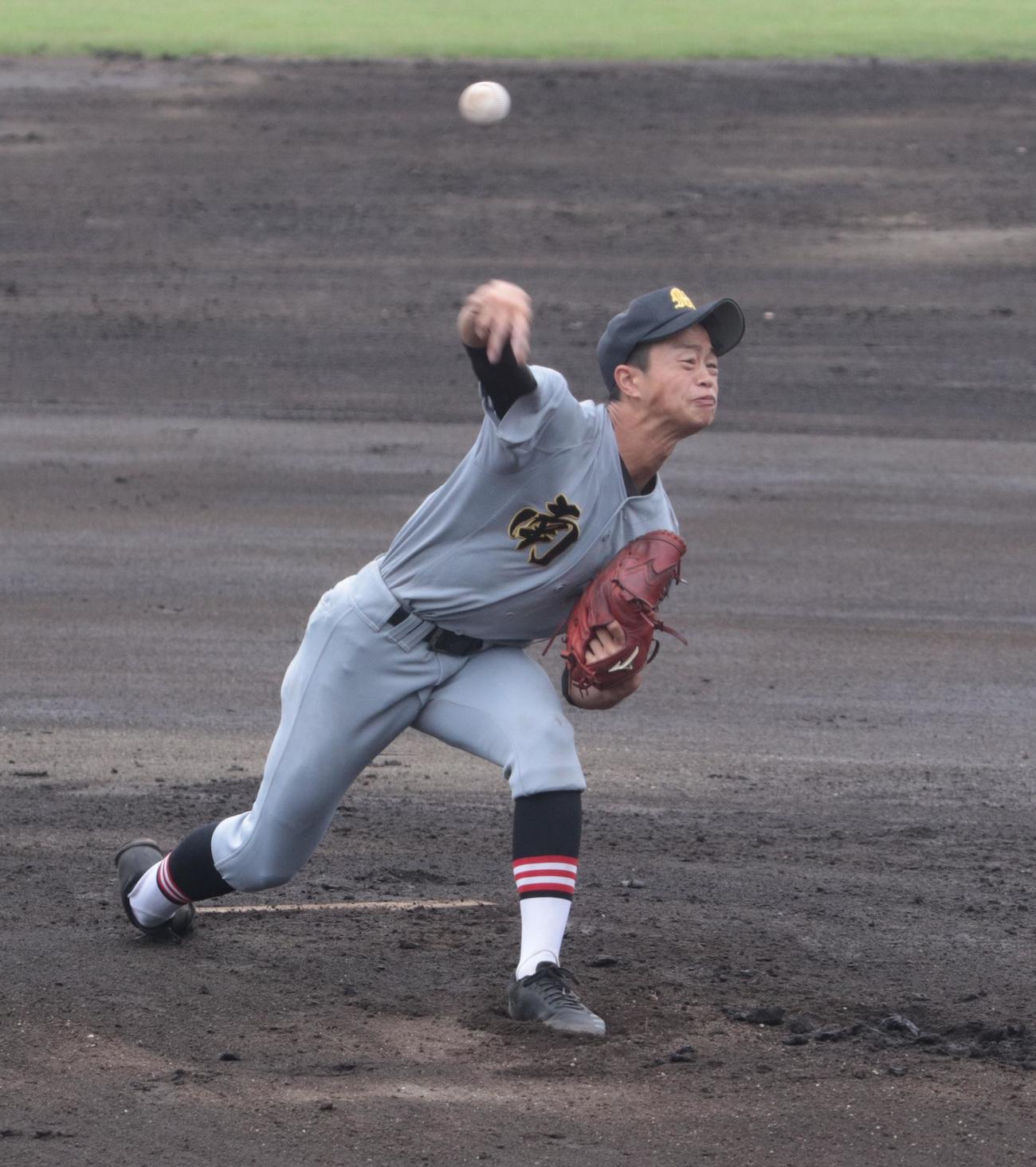 南平対国立　先発として5回途中まで力投した南平・小林寛（撮影・藤塚大輔）