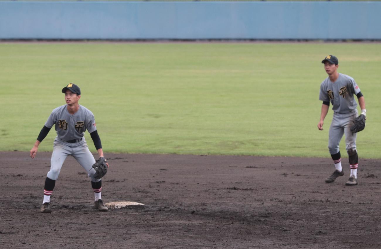 南平対国立　5回裏途中から二遊間を組んだ南平の双子の弟・小林寛太（左）と兄の壮太（撮影・藤塚大輔）