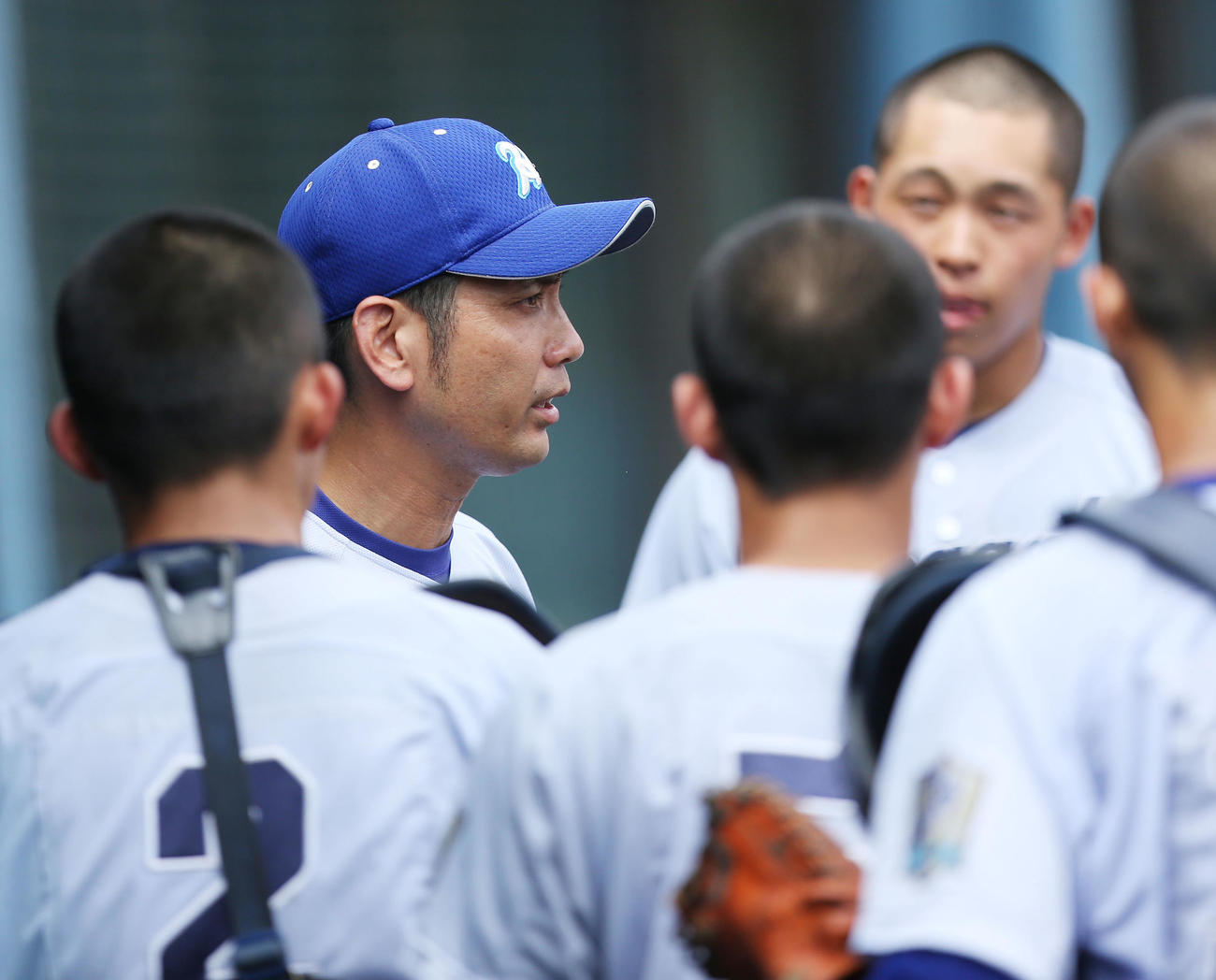麻生対平塚学園　イニング間に選手を集めて話す平塚学園・八木監督（左から2番目）（撮影・宮地輝）