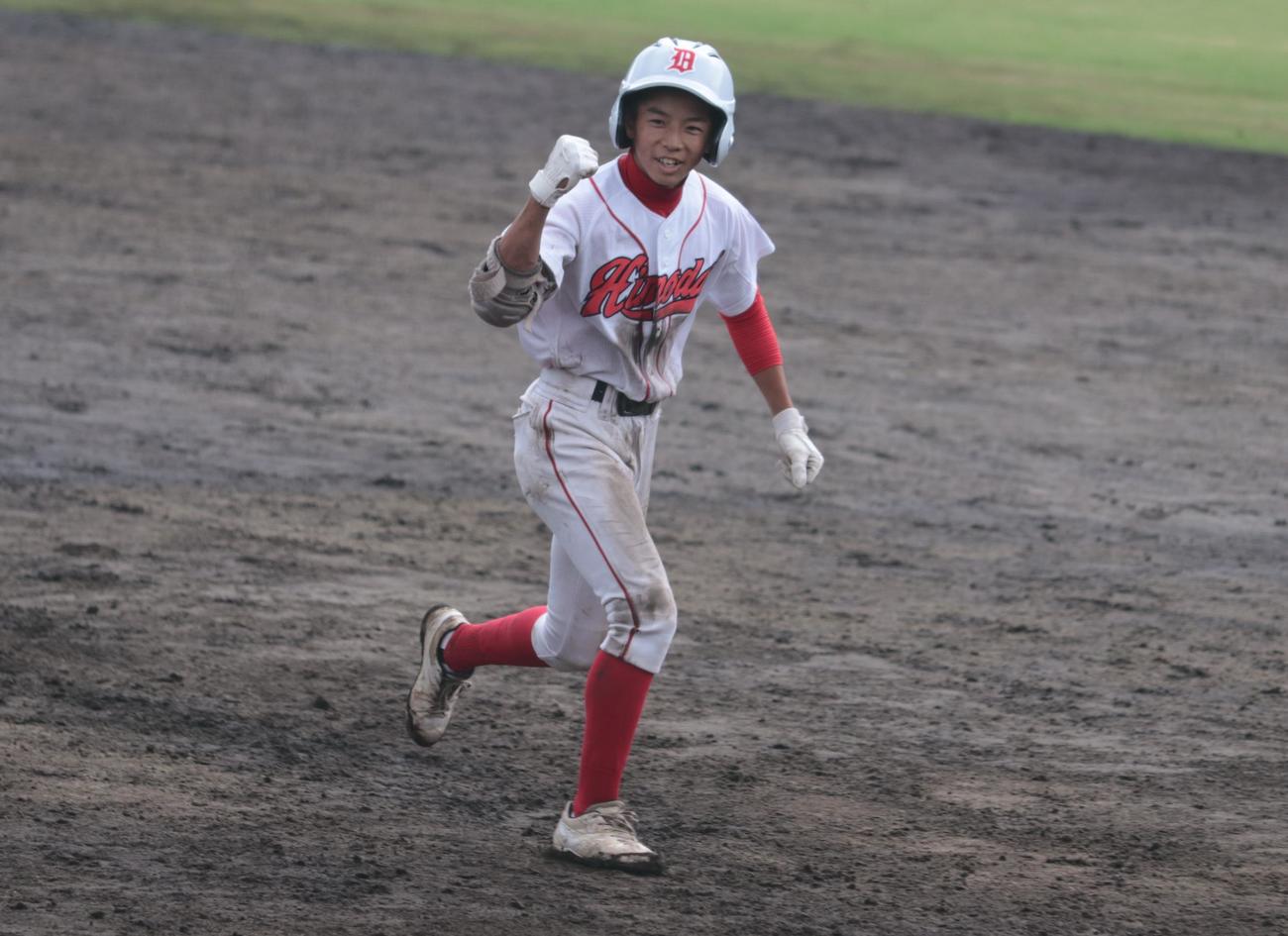 私武蔵対日野台　7回裏日野台2死二、三塁、勝ち越しの2点適時打を放ちガッツポーズを見せる日野台・主将の森優人（撮影・藤塚大輔）