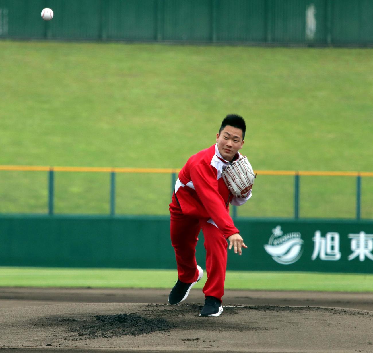 北北海道大会開幕試合の始球式に臨んだ士別翔雲・大崎（撮影・永野高輔）