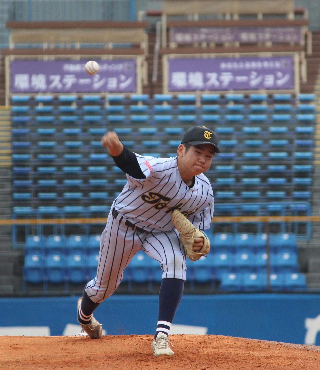 駿台学園対東海大高輪台　先発し力投する東海大高輪台・石川（撮影・保坂恭子）