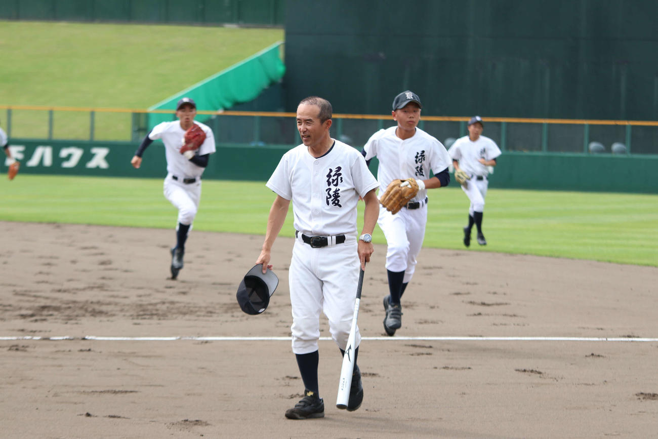 シートノックを終えて引き揚げる北見緑陵・酒井監督（手前）と選手たち（撮影・山崎純一）