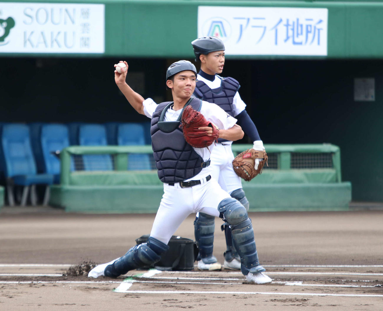シートノックで一塁へ送球する釧路明輝・塩崎主将（撮影・山崎純一）