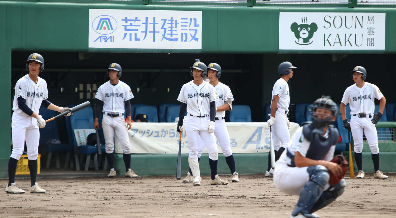 公式練習に臨む旭川明成のレギュラーメンバーたち（撮影・山崎純一）