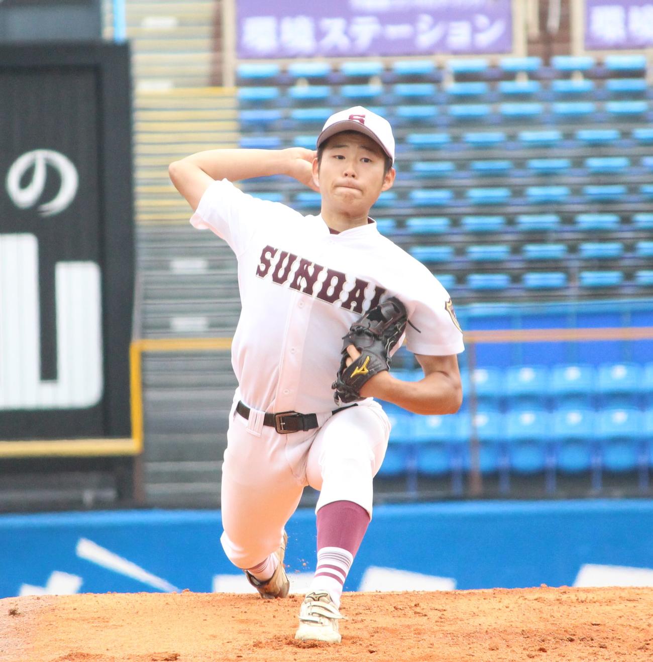 駿台学園対東海大高輪台　先発し力投する駿台学園・桑島（撮影・保坂恭子）