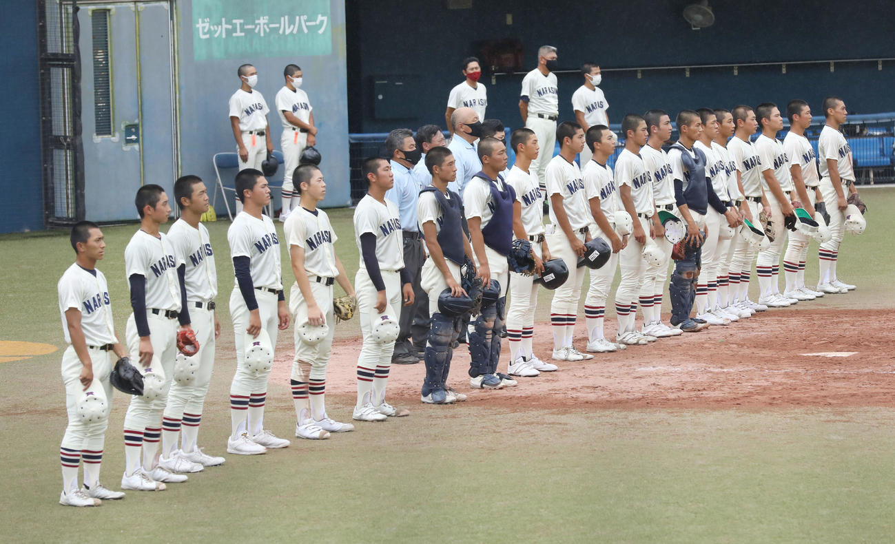 船橋対習志野　5回コールド勝ちし、校歌斉唱する習志野（撮影・宮地輝）