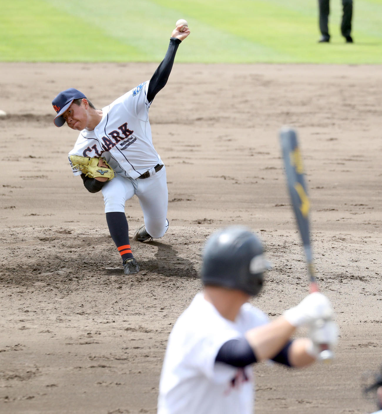 釧路明輝対クラーク　5回表釧路明輝2死、大野に投じる山中（撮影・佐藤翔太）