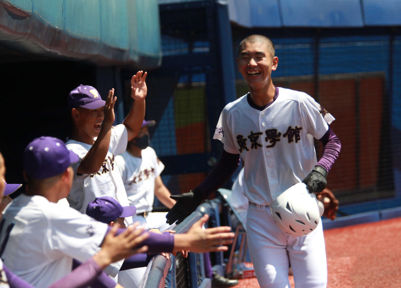 5回に7点目の本塁を踏んだ羽吹はベンチで祝福されて笑顔