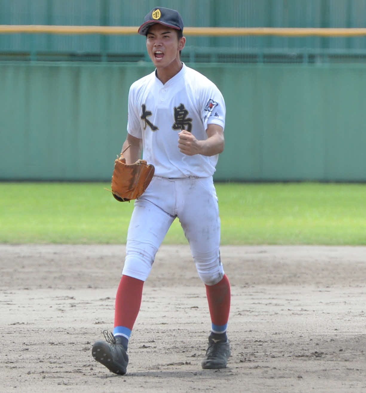 鹿児島商戦で完封し、ガッツポーズする大島・大野(撮影・只松憲)