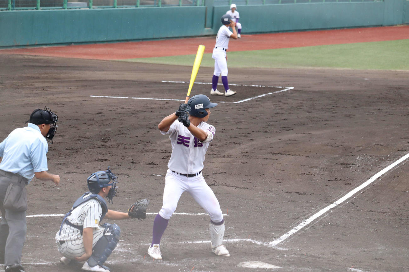 2回戦、関西中央戦で先制の犠牲フライを放った天理主将の戸井零士遊撃手（撮影・波部俊之介）＝2022年7月14日、奈良・佐藤薬品スタジアム