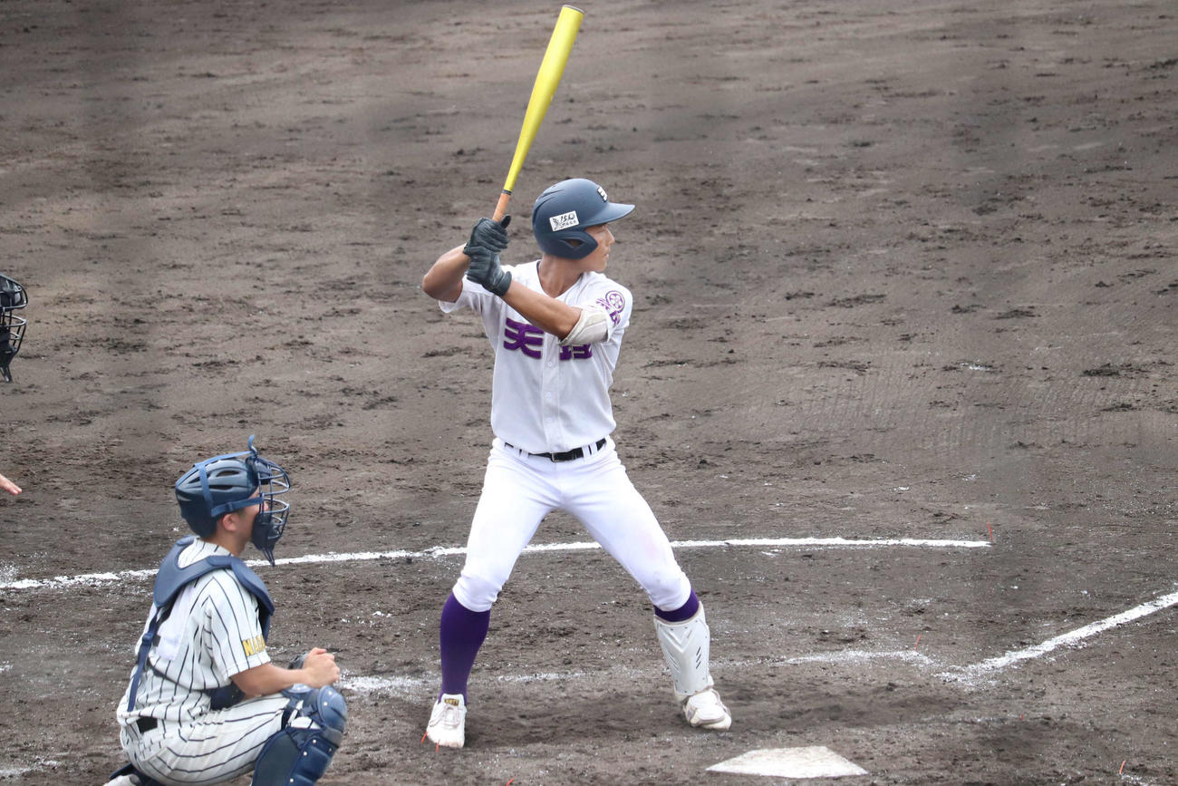 2回戦、関西中央戦で先制の犠牲フライを放った天理主将の戸井零士遊撃手（撮影・波部俊之介）＝2022年7月14日、奈良・佐藤薬品スタジアム