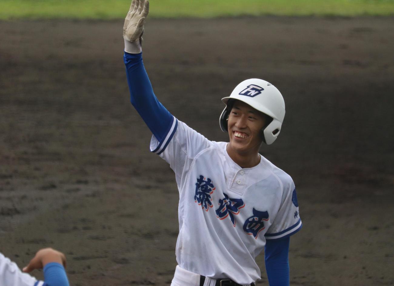 藤沢西対小田原　4回裏藤沢西2死満塁、右翼線へ3点適時三塁打を放った山口は、父が見守るスタンドに手を上げた（撮影・阿部泰斉）