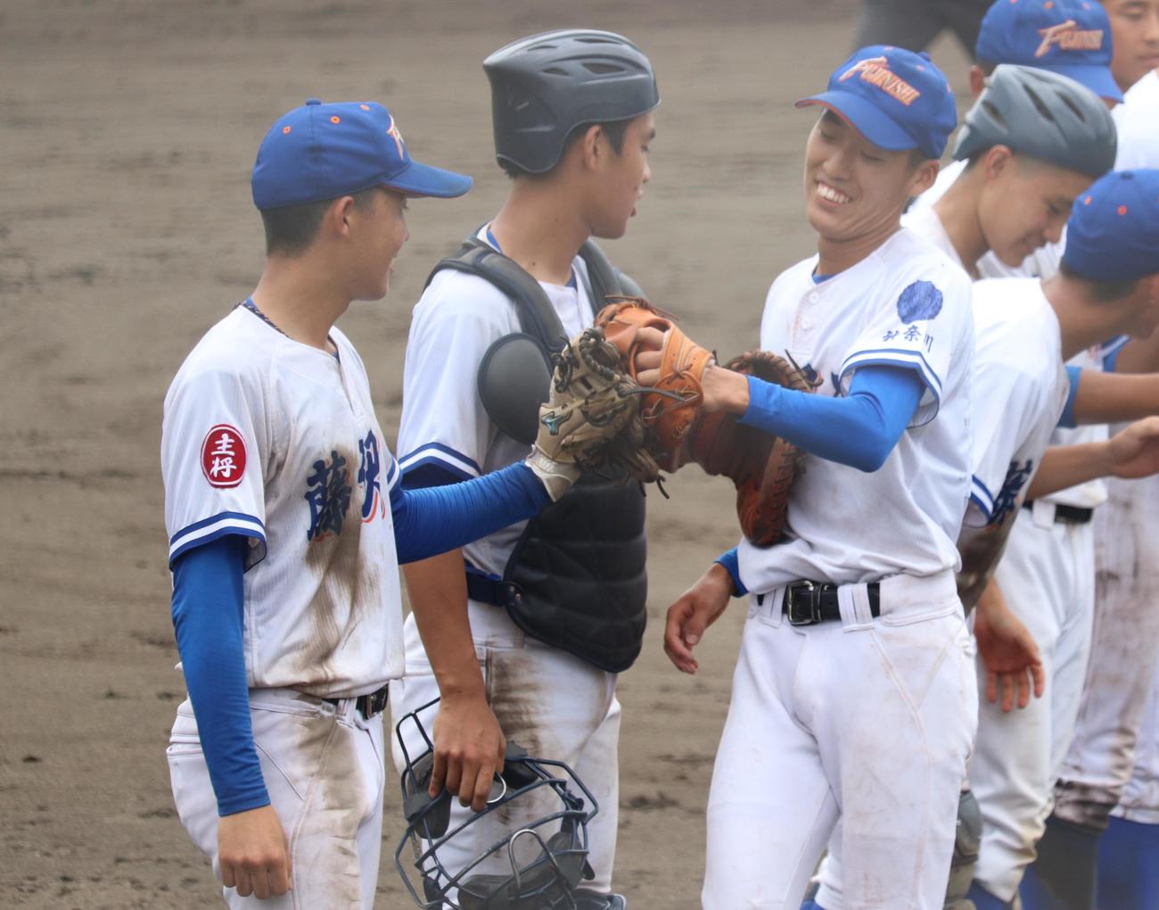 藤沢西対小田原　初戦を突破し、ハイタッチを交わす山口（右）（撮影・阿部泰斉）