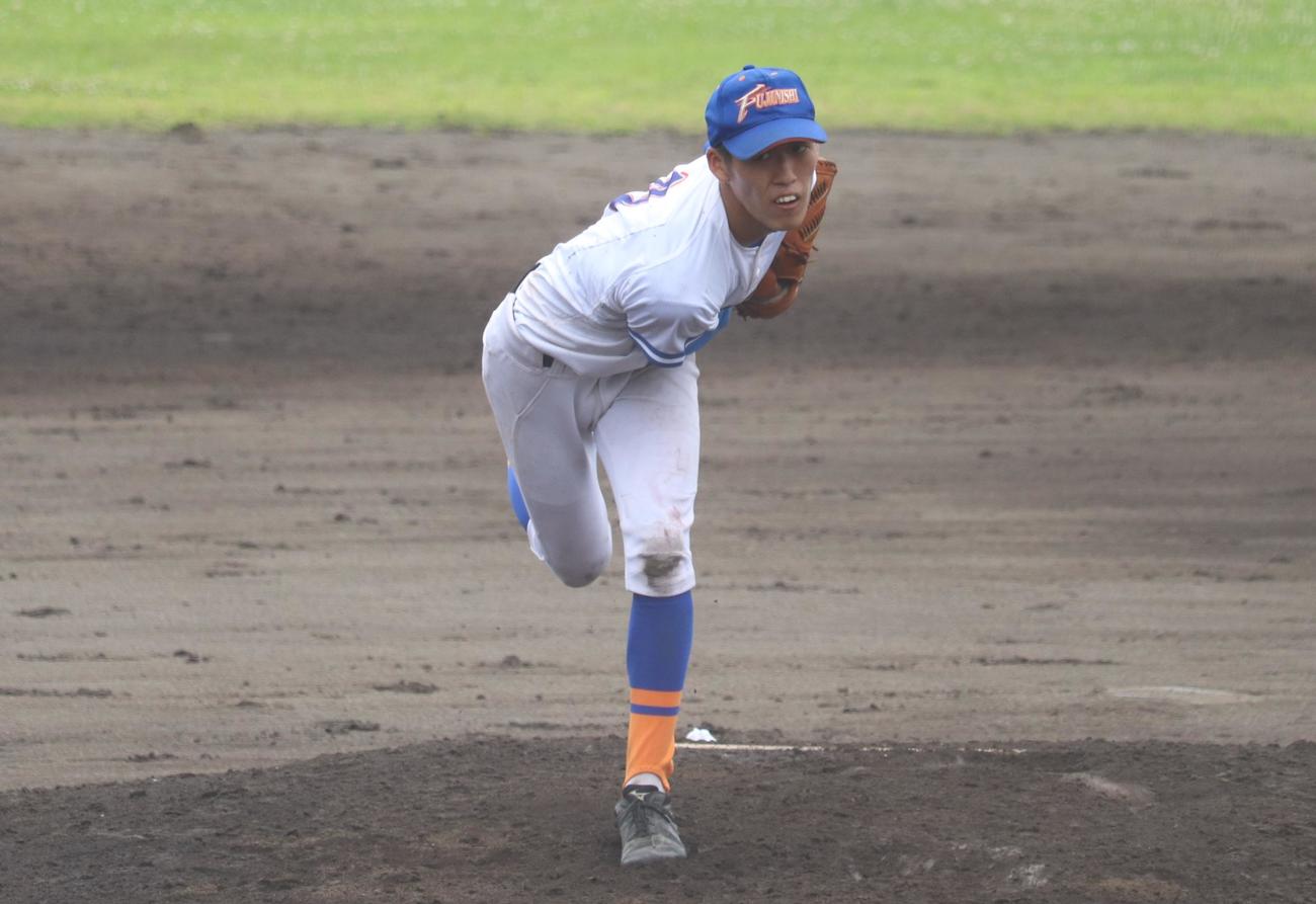 藤沢西対小田原　7回2死から2番手で登板した藤沢西・山口（撮影・阿部泰斉）