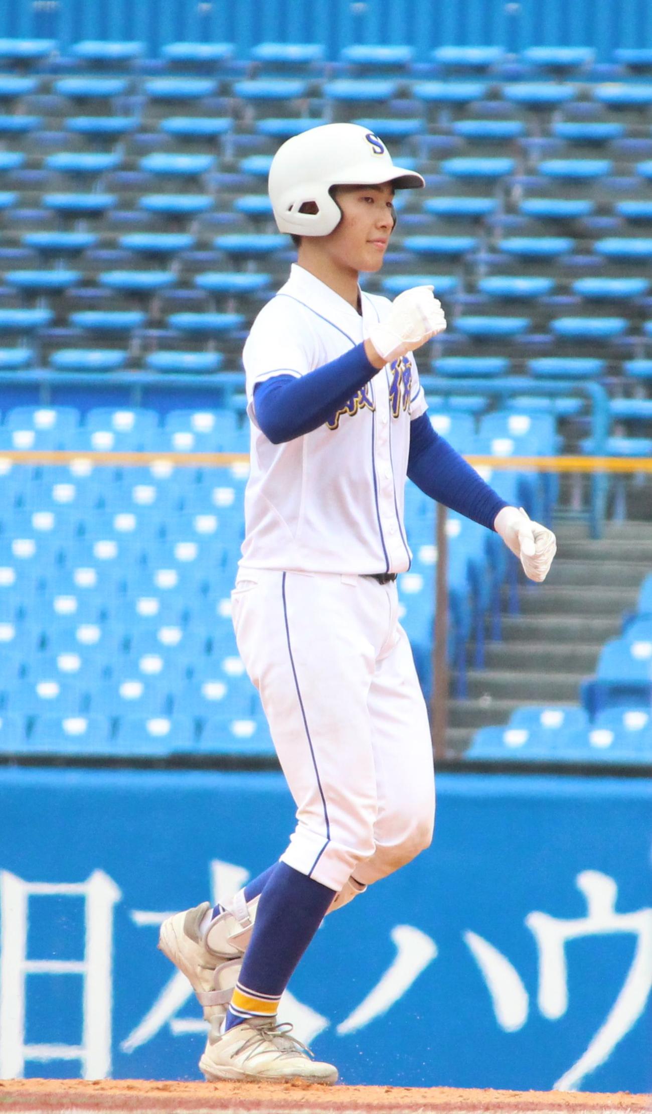 安田学園対淑徳　1回裏淑徳無死一、三塁、先制の適時打を放ちガッツポーズをする宮岡（撮影・保坂恭子）