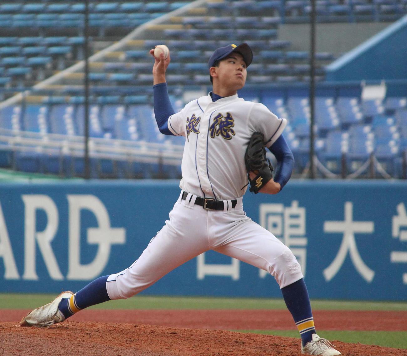 安田学園対淑徳　雨の中、力投する淑徳・清水（撮影・保坂恭子）