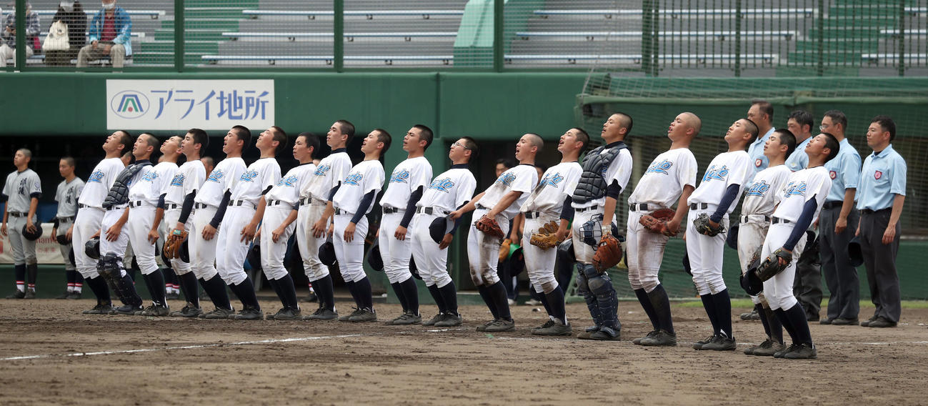 岩見沢東対北見緑陵　北見緑陵を下し全力で校歌を歌う岩見沢東ナイン（撮影・佐藤翔太）