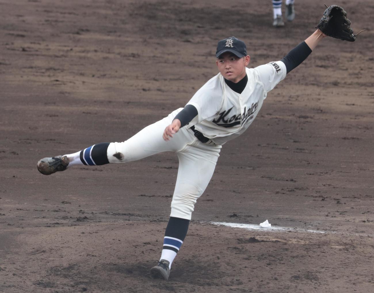 国際基督教大高対小平西　先発して力投する小平西・並木（撮影・藤塚大輔）