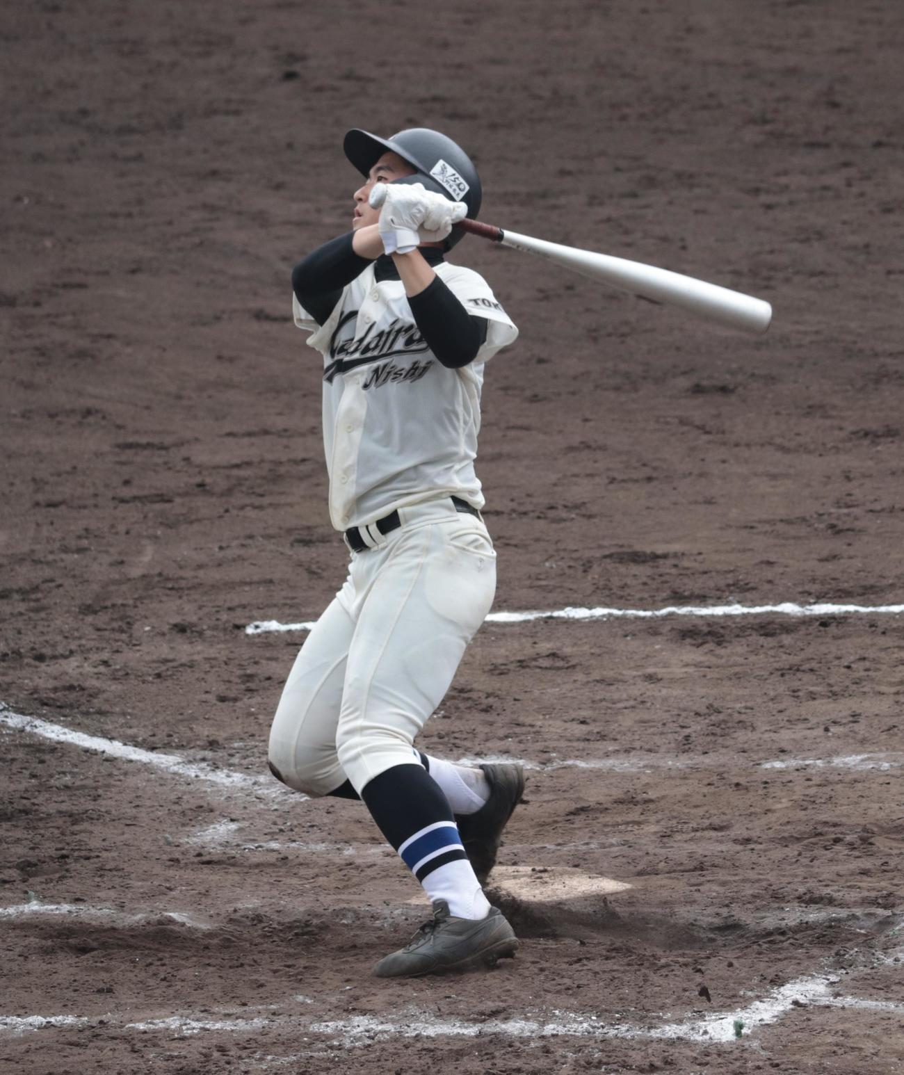 国際基督教大高対小平西　4回裏小平西1死二、三塁、左翼ポール際へ大飛球を放つ並木（撮影・藤塚大輔）