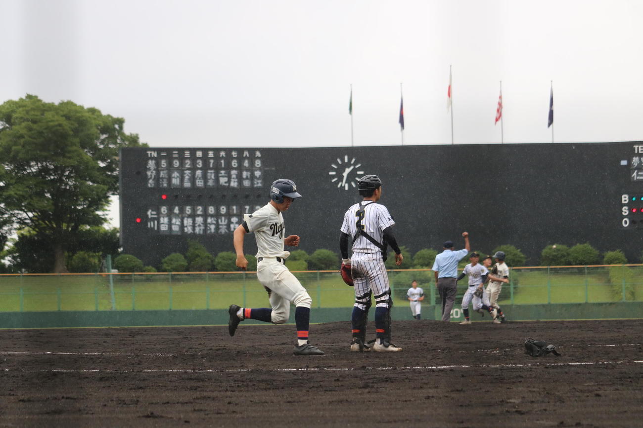 5回裏に勝ち越しのホームを踏む仁川学院（撮影・益子浩一）