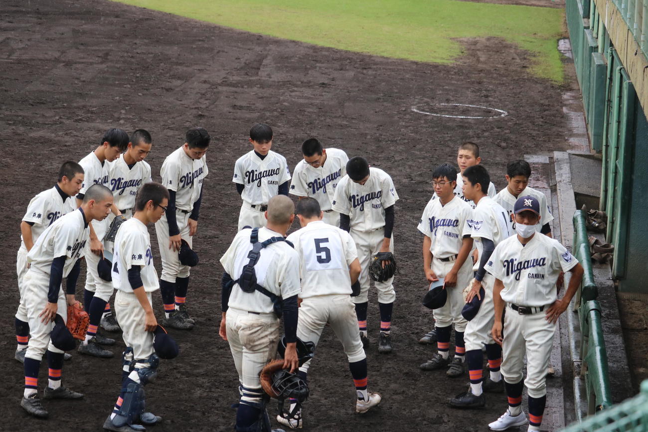 5回に円陣を組む仁川学院の選手（撮影・益子浩一）