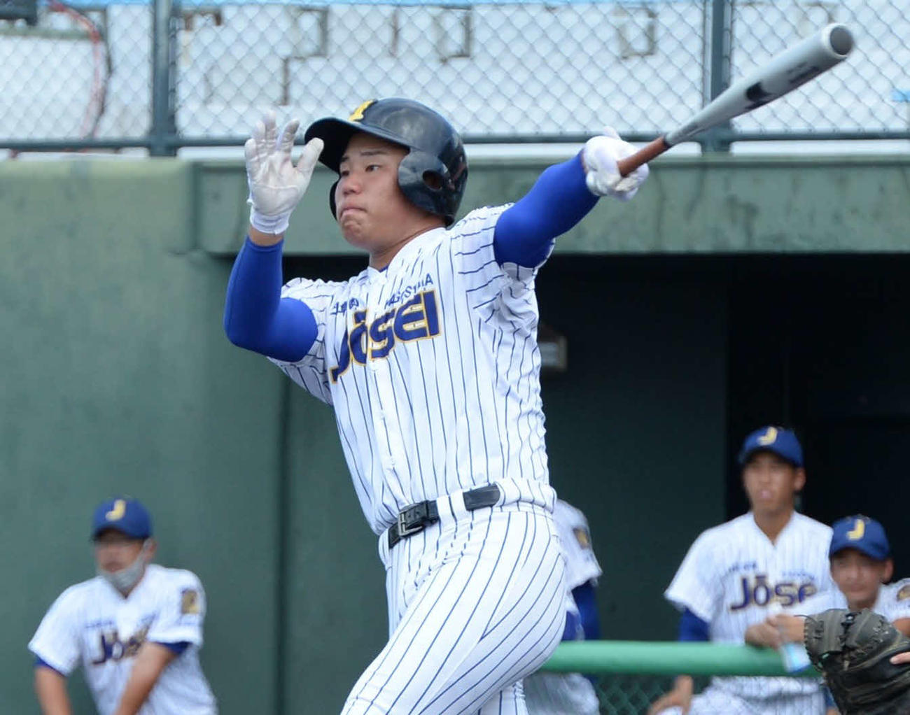 鹿児島城西対奄美　3回無死一、二塁で左翼線に2点適時二塁打を放つ鹿児島城西・明瀬（撮影・只松憲）